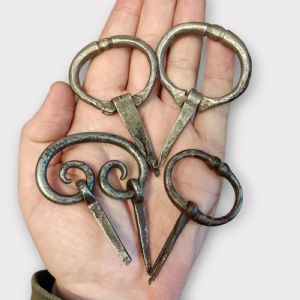 Pequenas alças de ferro forjado para móveis dos séculos XVII-XVIII
